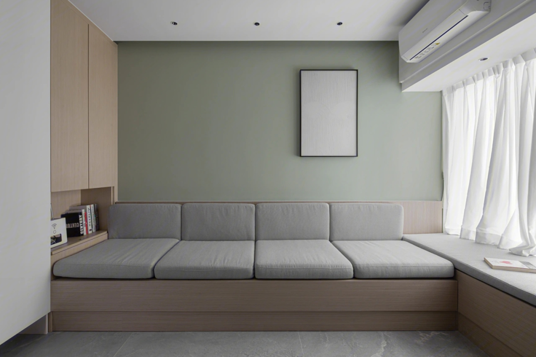 浅豆绿色的沙发背景颜色充满着清新,阳台的气息,隐形卫生间融入了电视
