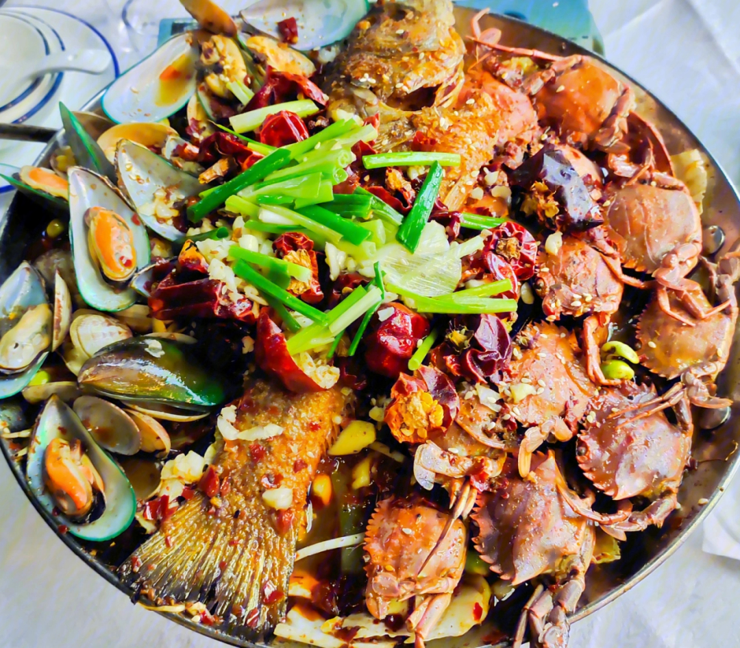 菜品:一份海鲜小咖,有鱼,有螃蟹,有老蛏,有青口,还有最爱的脆藕片