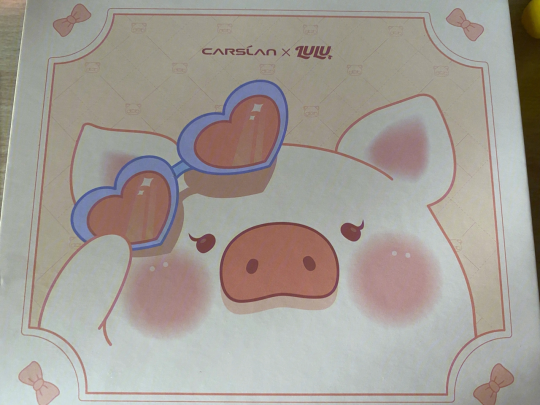 太可爱了镜面唇釉的盒子上面的猪猪是七彩的还送了盒子和贴纸