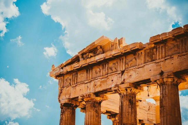 帕特农神庙位于希腊雅典卫城的最高处石灰岩的山岗上,是卫城最重要的