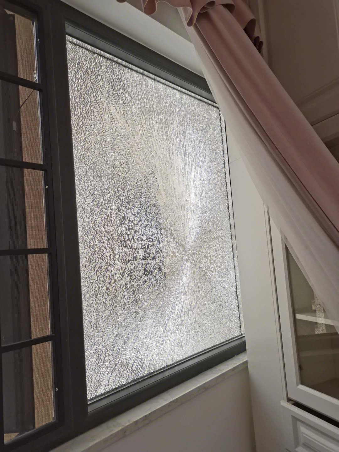 防盗窗玻璃裂了