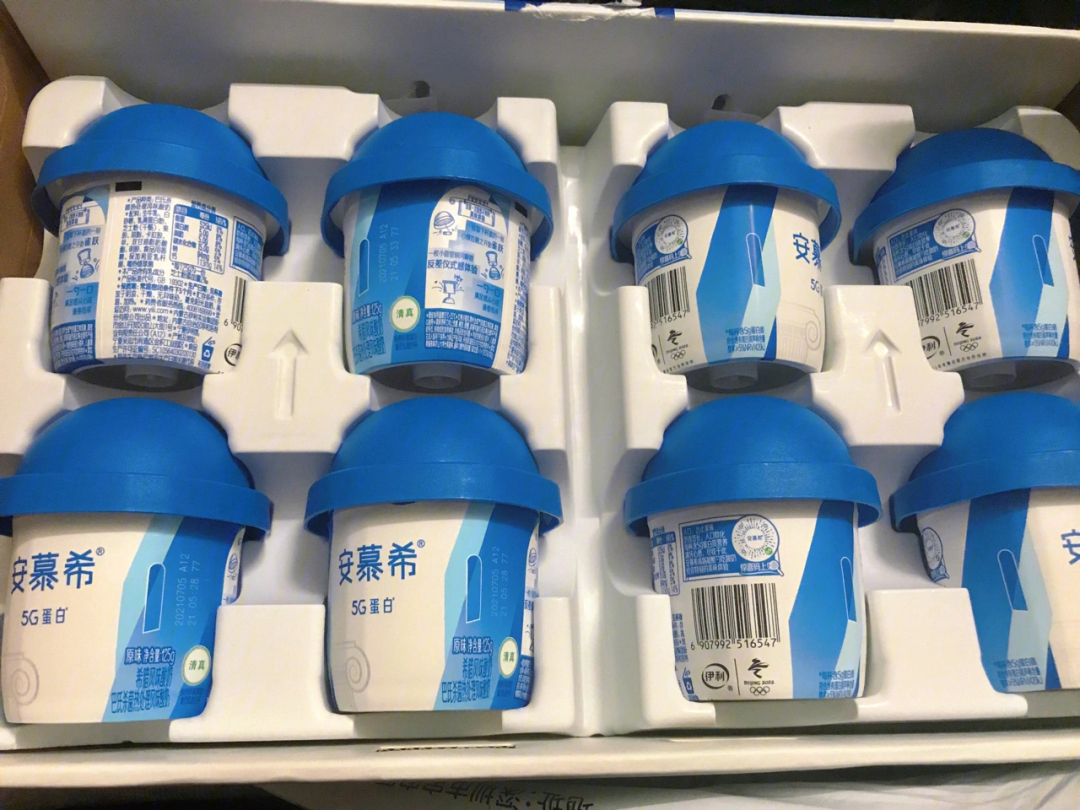 蓝色盒子的酸奶图片