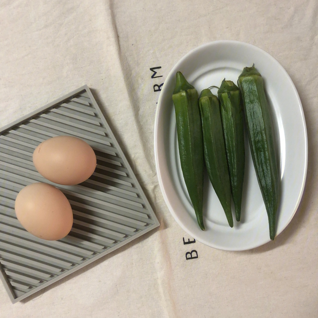 秋葵蒸蛋～采用食材简单,营养丰富～步骤方便～15分钟就可出壶～口感