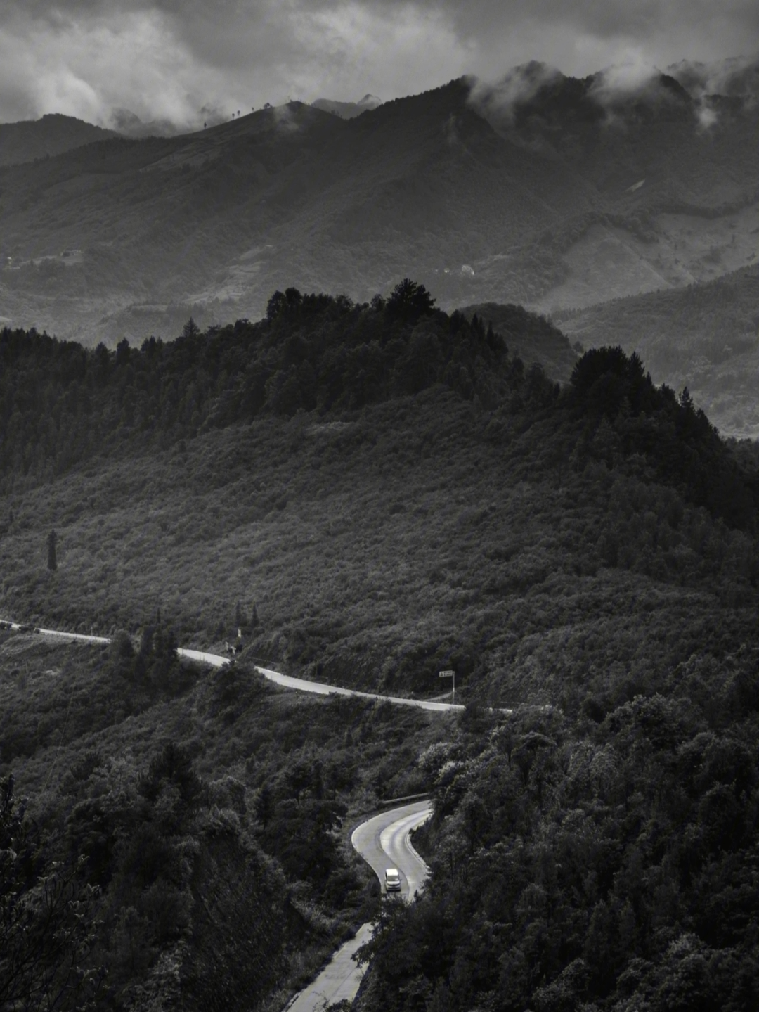 图一图二拍摄于凤山县长洲镇东侧的长洲坡,一段长约6公里的连续坡道