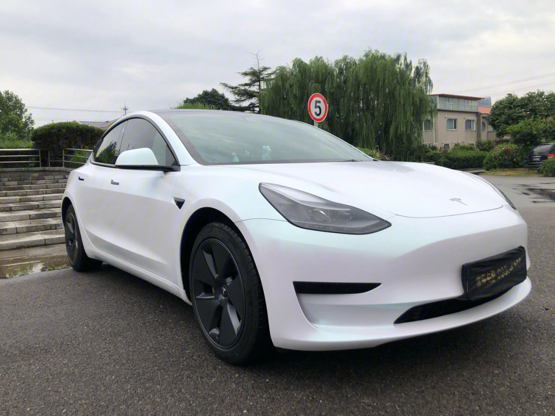 特斯拉model3改色亚面陶瓷曙光白