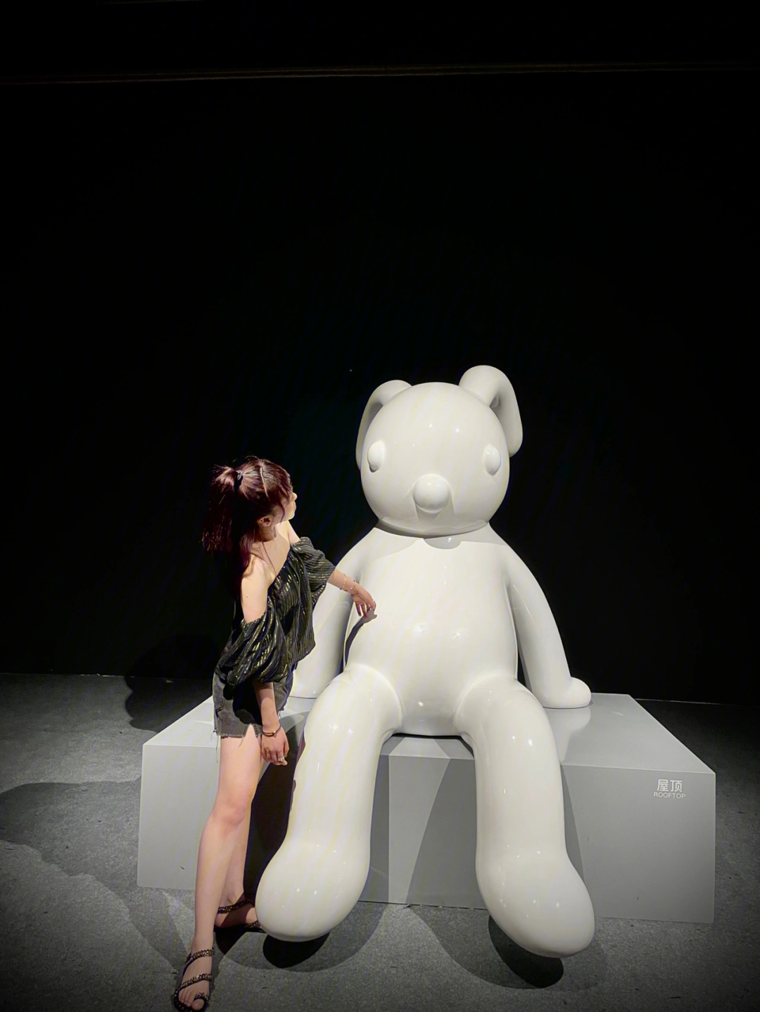 治愈系艺术家张占占携其知名pupu熊与新作兔子雕塑在上海宝龙美术馆