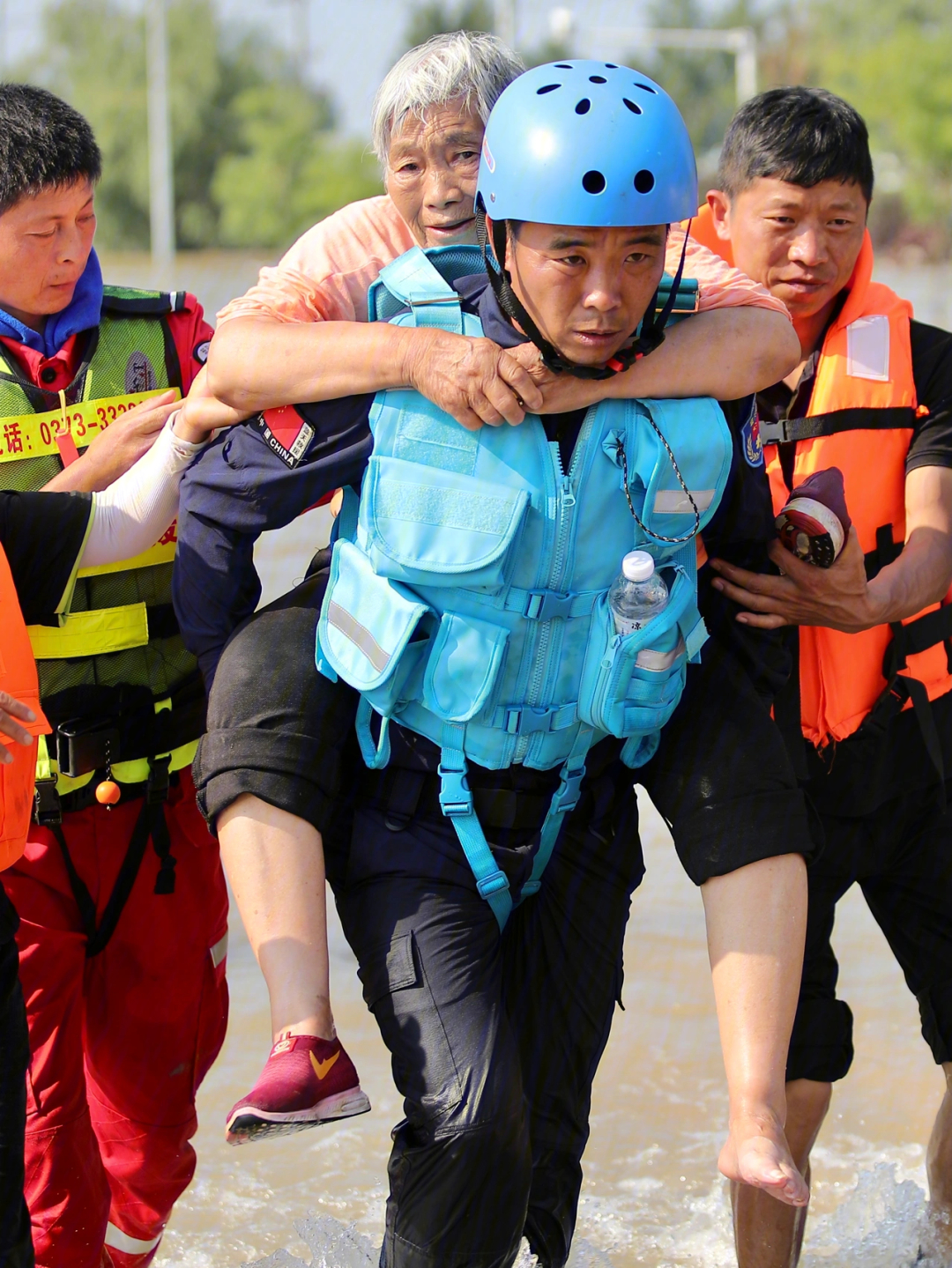 我在新乡雨灾救援现场拍下这些平凡英雄