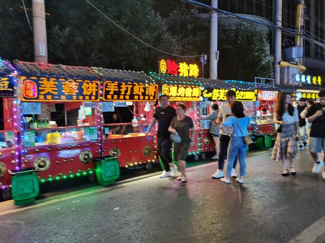 广东人逛彩塔夜市