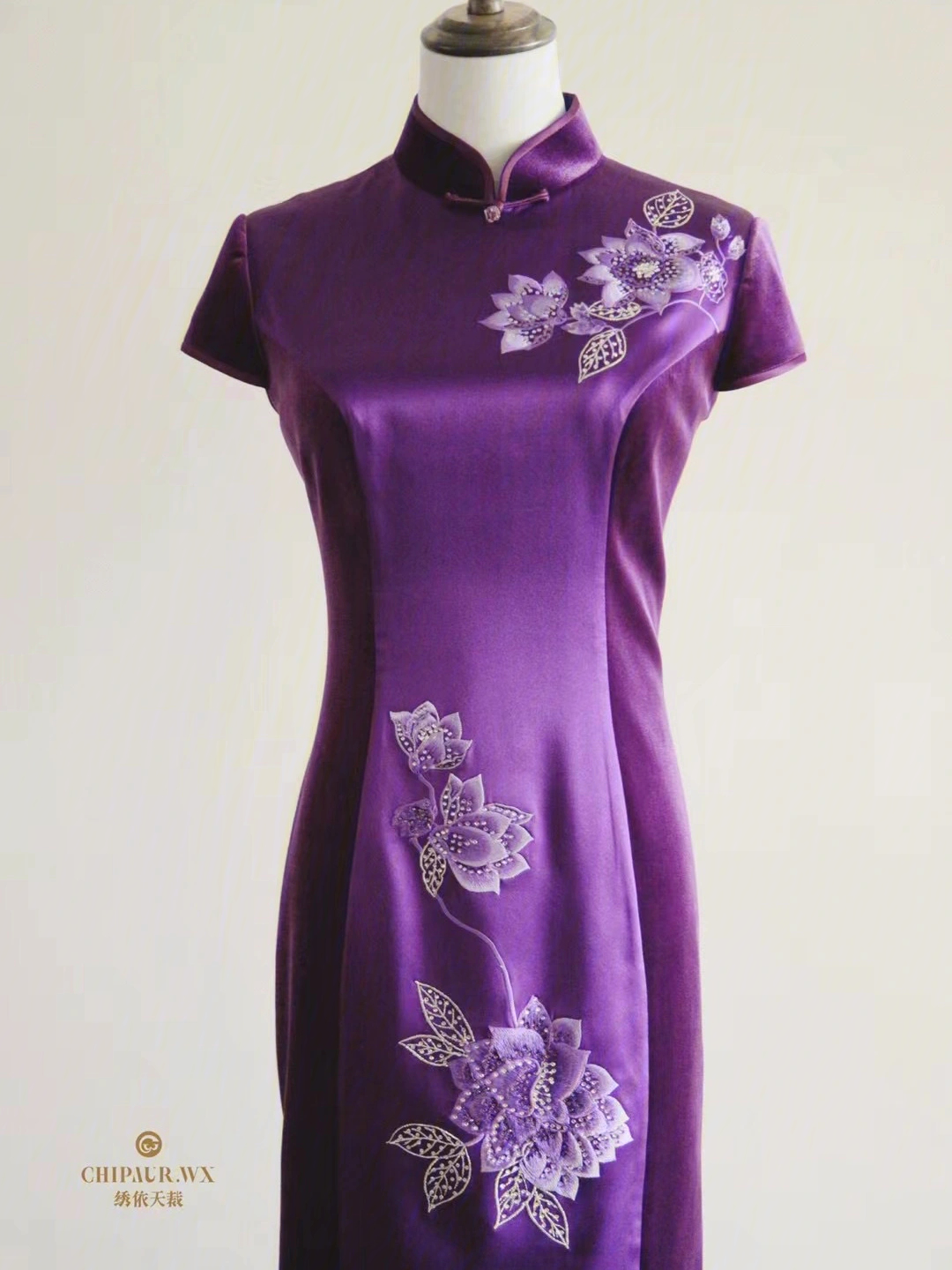 婚礼现场穿妈妈旗袍很大气哦9199这款紫色真丝与丝绒拼接旗袍很