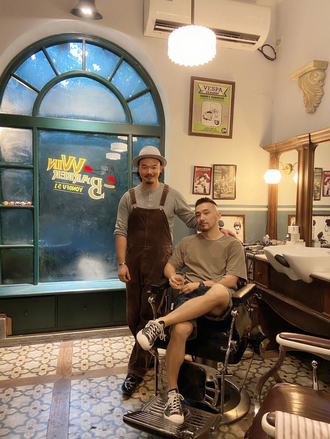 barber shop主理人是一位业余拳击爱好者一个喜欢复古文化,哈雷机车