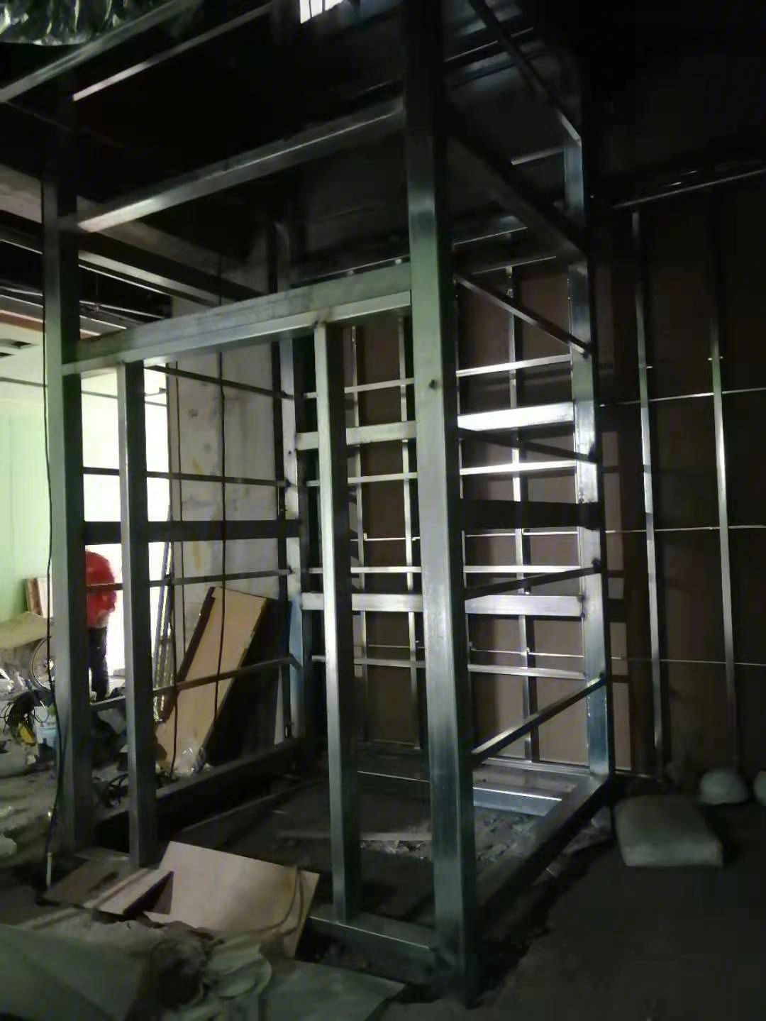 公司新展厅新展机电梯钢结构施工