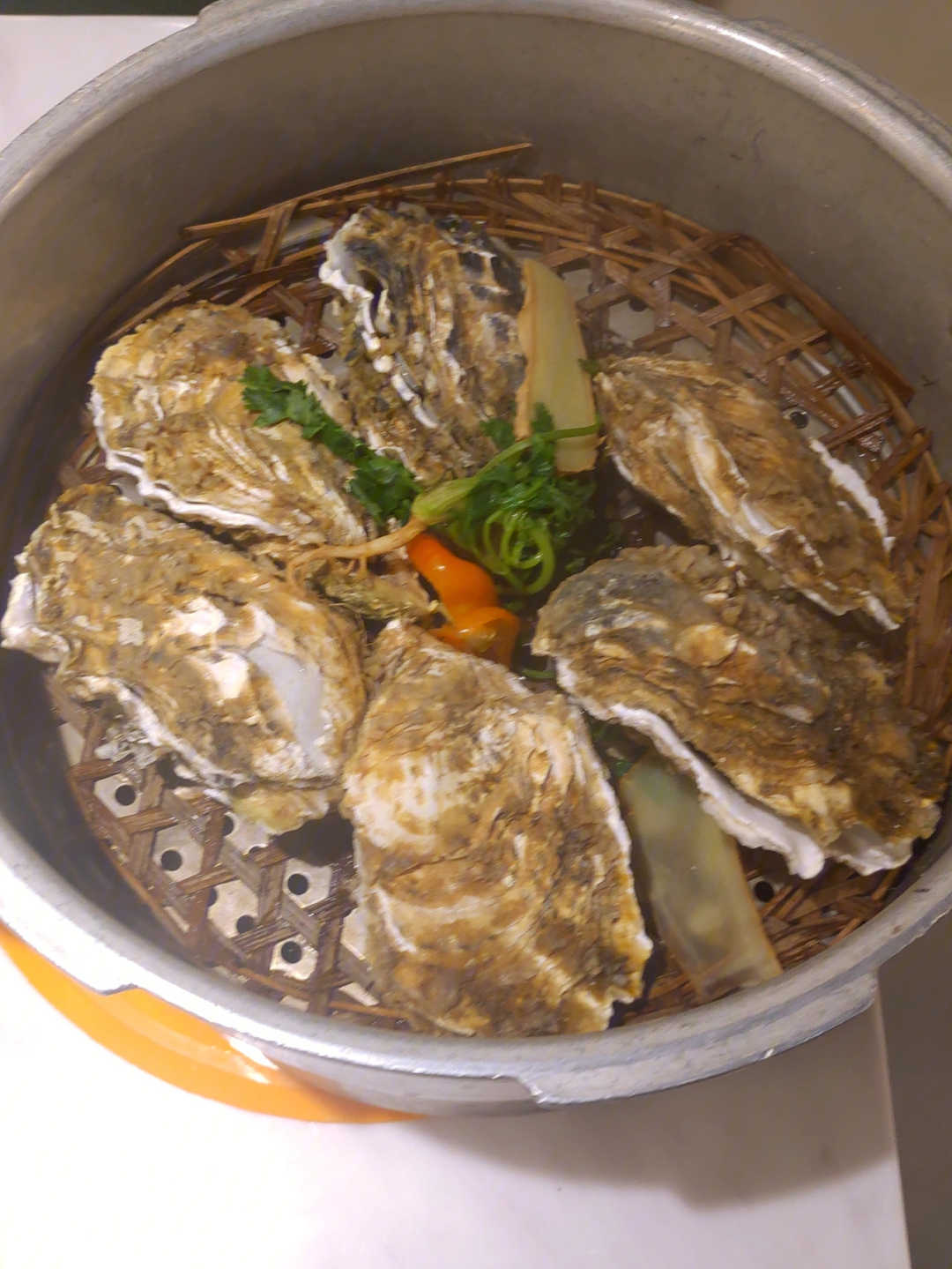 这家抖蚝,不同其他碳烤生蚝是广州首家拿高压锅蒸的,买团购餐实惠,送