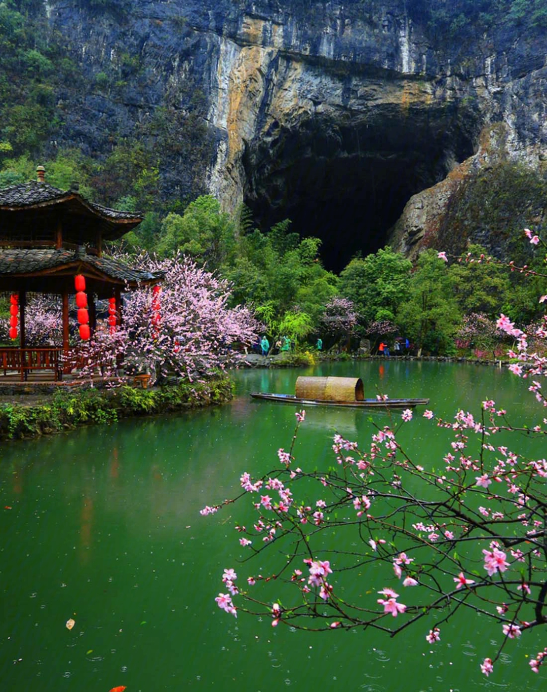 酉阳桃花源风景区因与陶渊明笔下描述的"世外桃源"风光极其吻合而得名