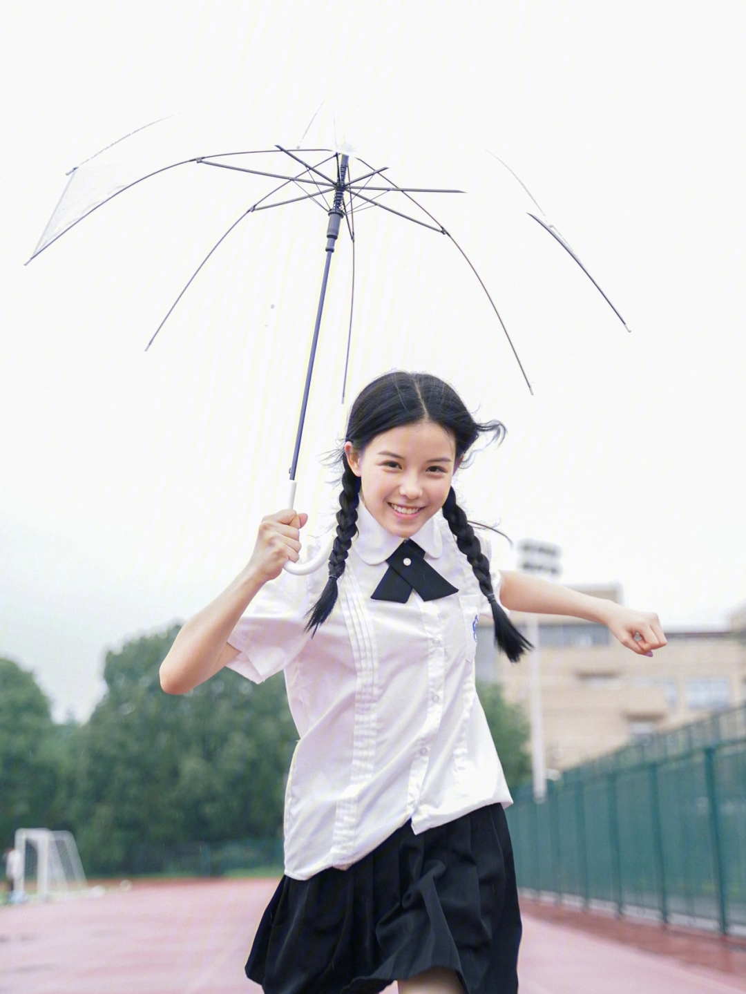 日系元气少女毕业照雨天拍照