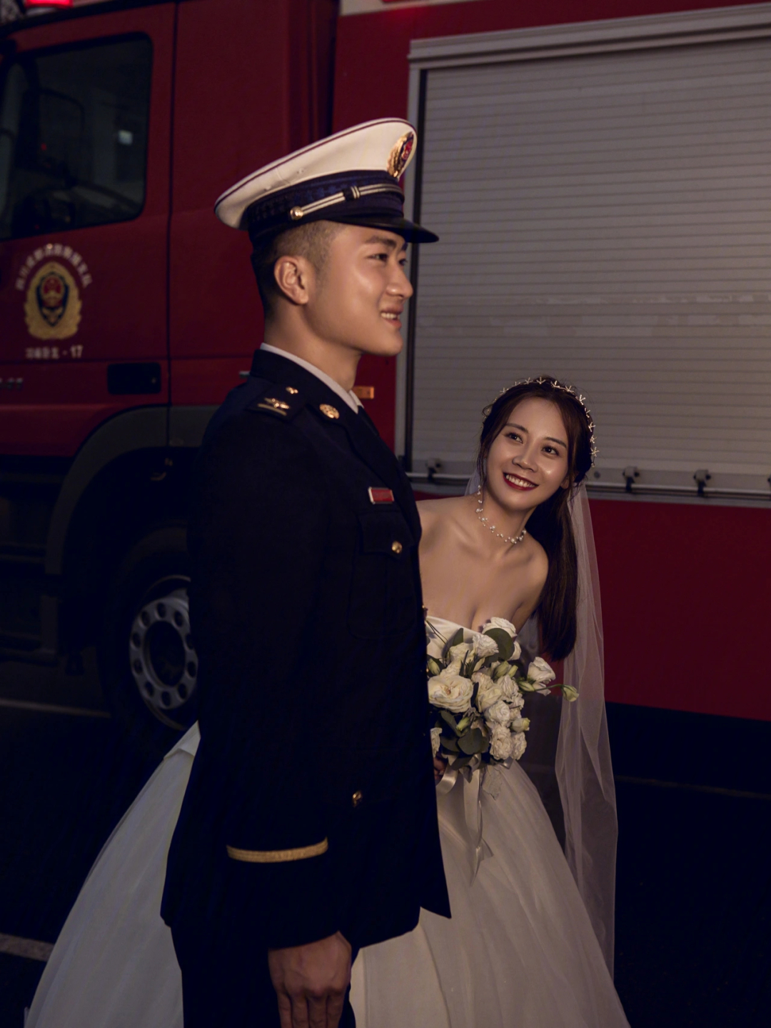 消防婚纱照片图片