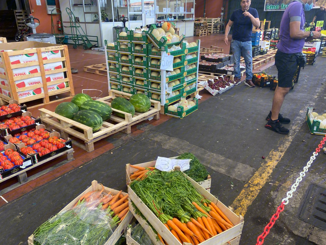 米兰批发市场78各种几欧一箱的水果蔬菜