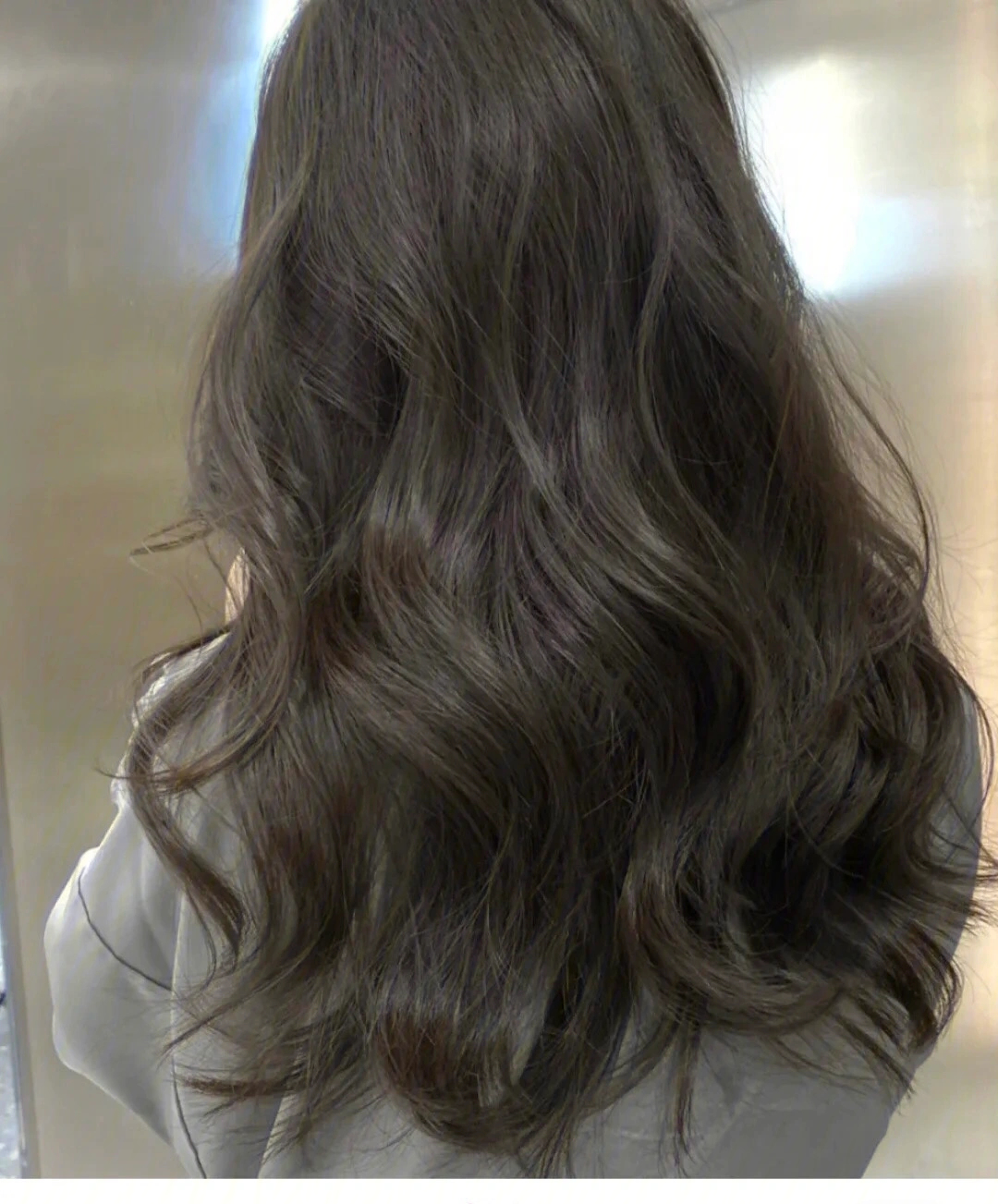 木马卷/中长发的女生可以试一试这款发型,慵懒风给人一种优雅随性的