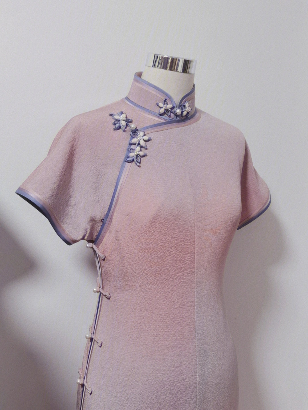 材质:正绢里衬:丝棉工艺:三色绲边,填芯花扣这款旗袍绲边颜色搭配特别