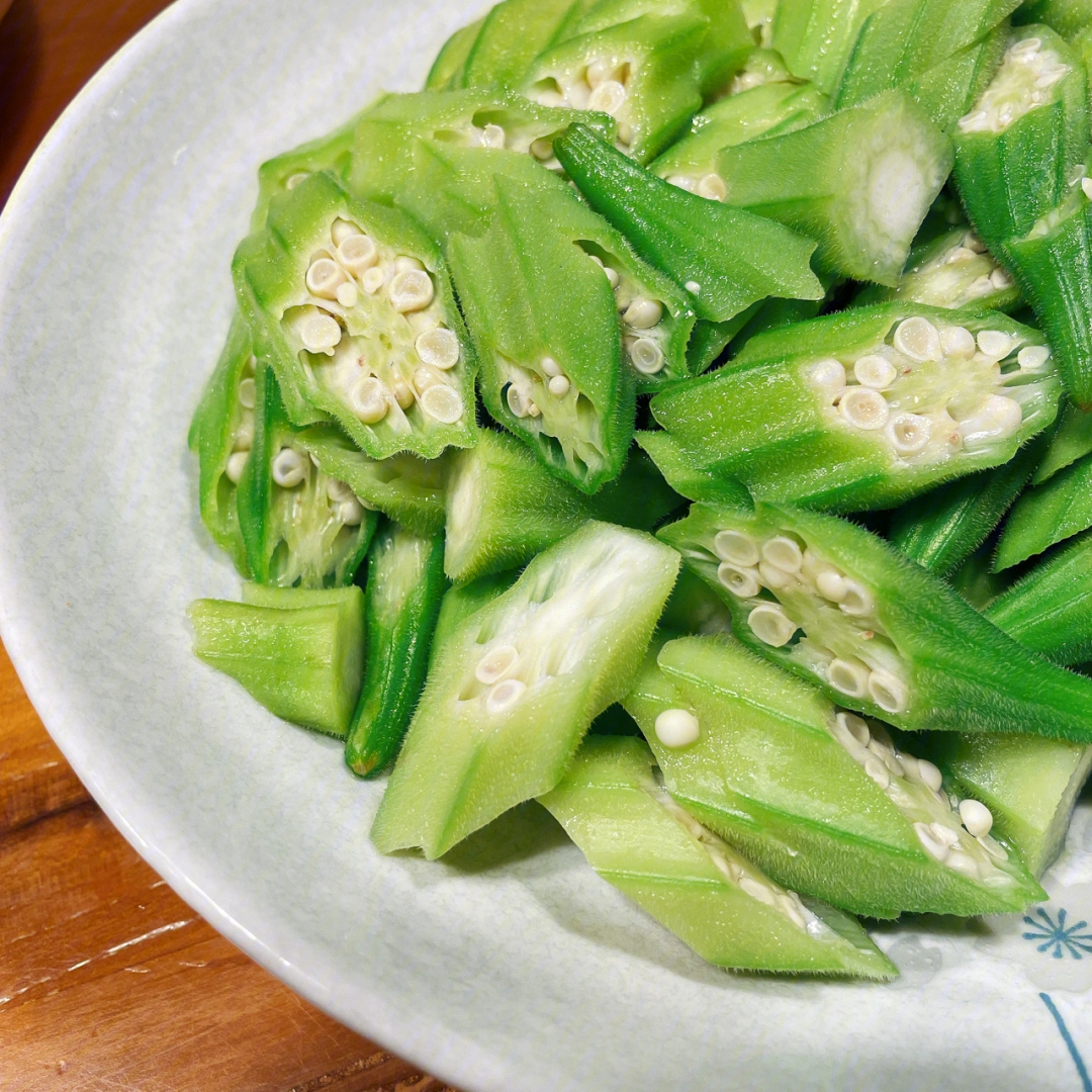 相当的佛系啊……菌菇鸡汤—用了球盖菇和干竹荪白灼秋葵—蘸芥末酱油