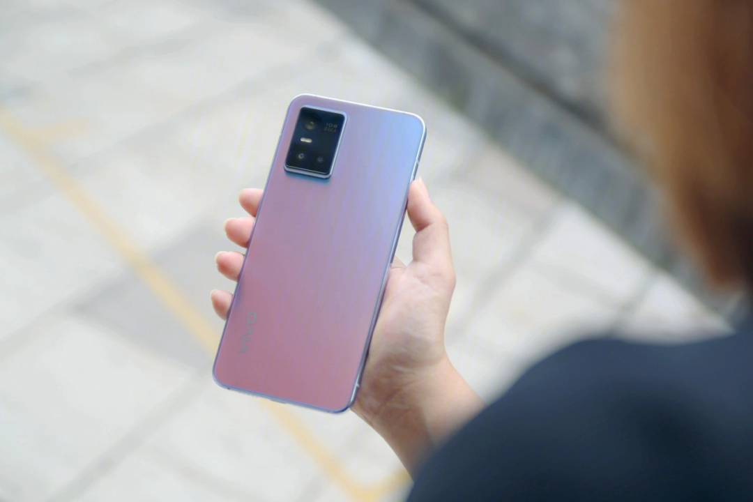 【vivo s10 pro真机上手】整体外观相较s9变化不算大,这次拿到的是我