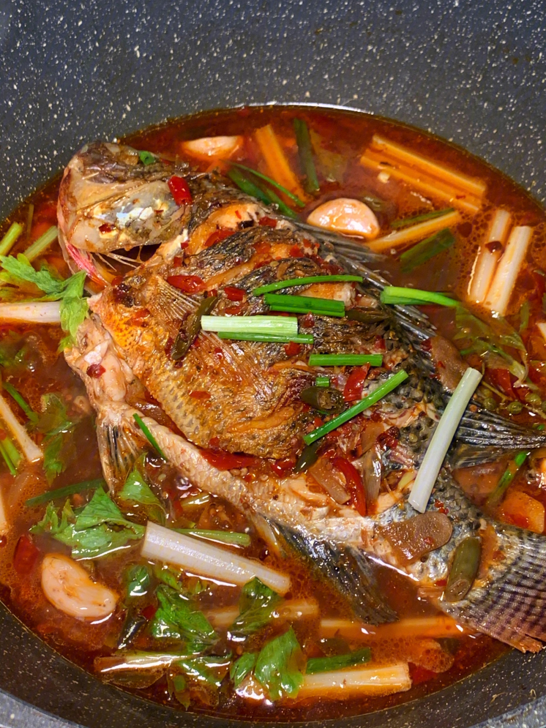 罗非鱼一条 洋嘉凭火锅底料 芹菜 少量泡椒做法:95罗非鱼煎至两面
