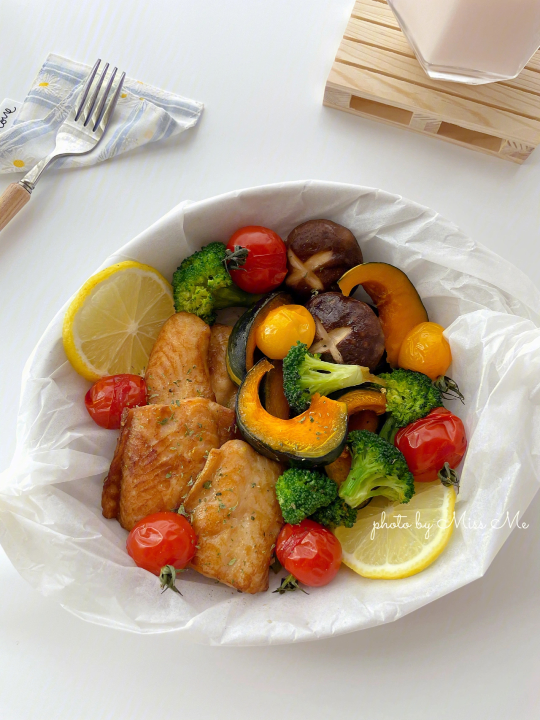 利鱼烤时蔬,龙利鱼进行简单的腌制之后和蔬菜一起放进烤箱烤一烤就ok