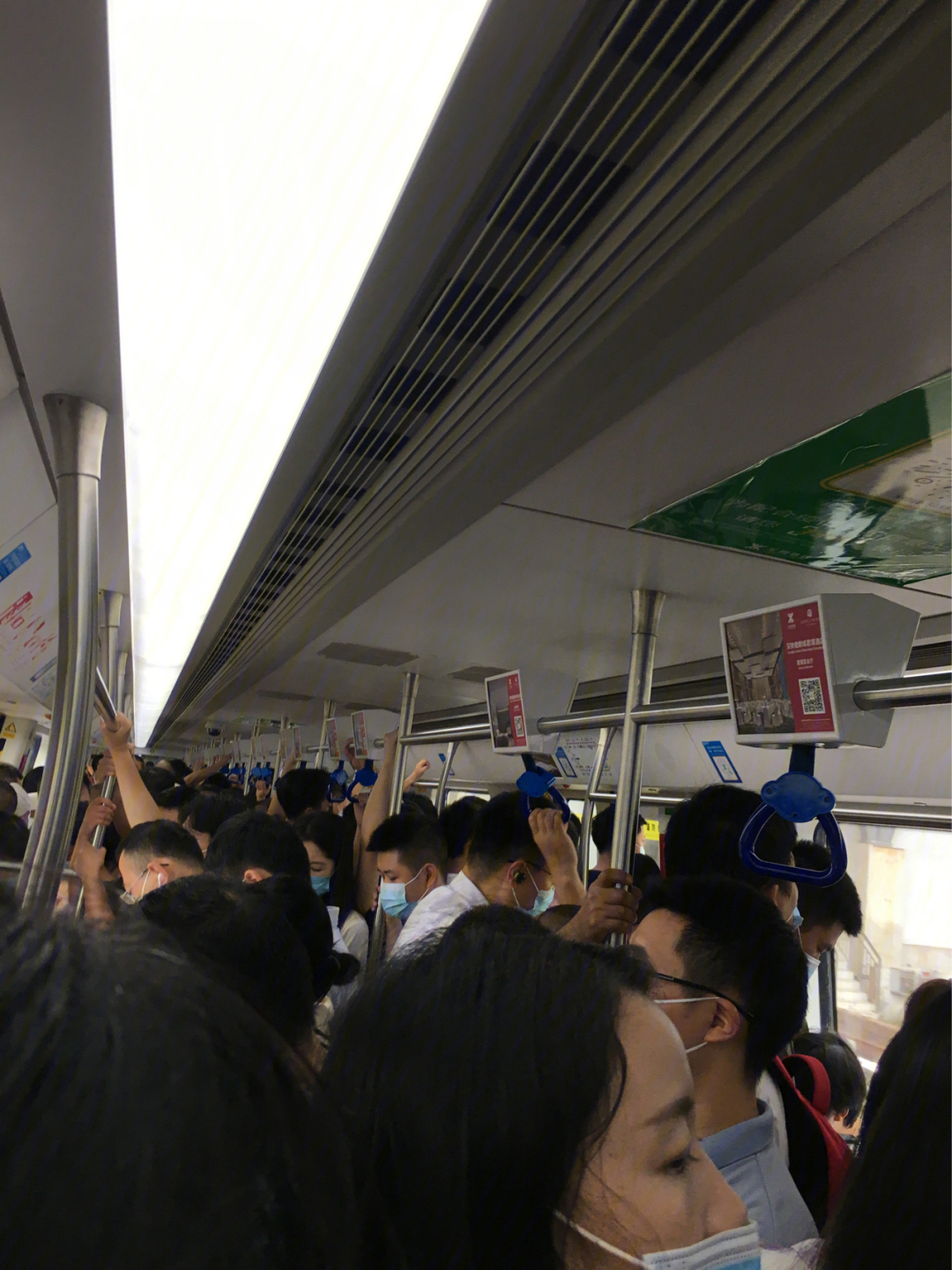 深圳地铁5号线7点30到8点半上班高峰期,一分钟一趟车,前趟车刚走,后趟