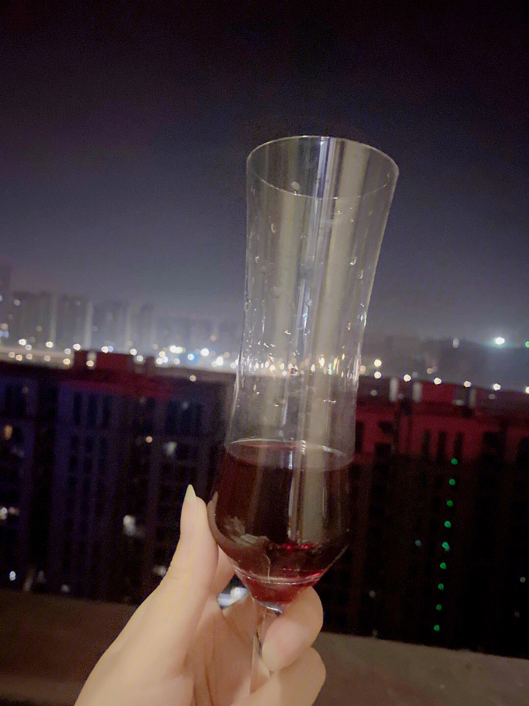 晚上喝红酒图片 阳台图片