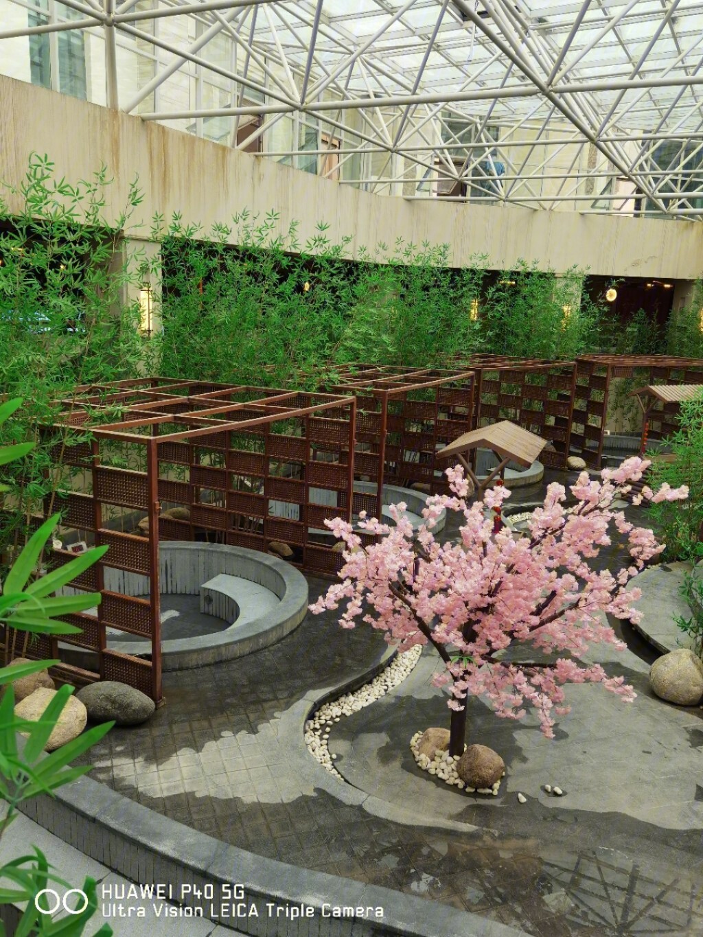 天庆温泉酒店图1:半户外式温泉,是露天的,有一个大池子和几个小池子