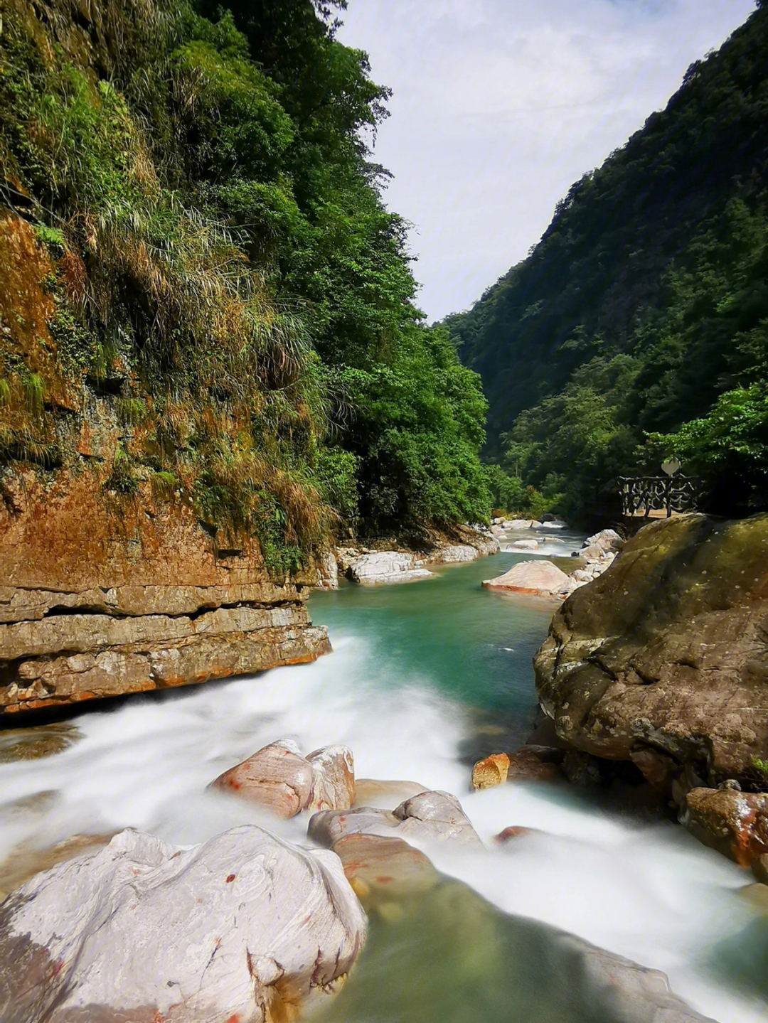 夹缝岩