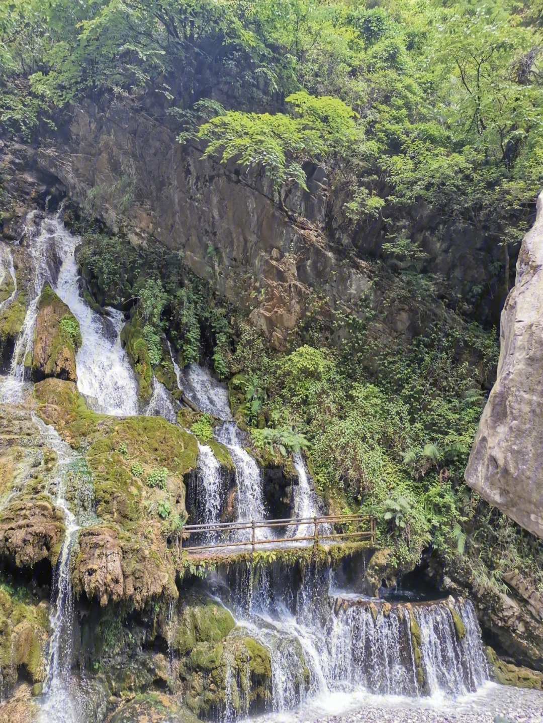 世界第一温泉瀑布螺髻山九十九里温泉瀑布