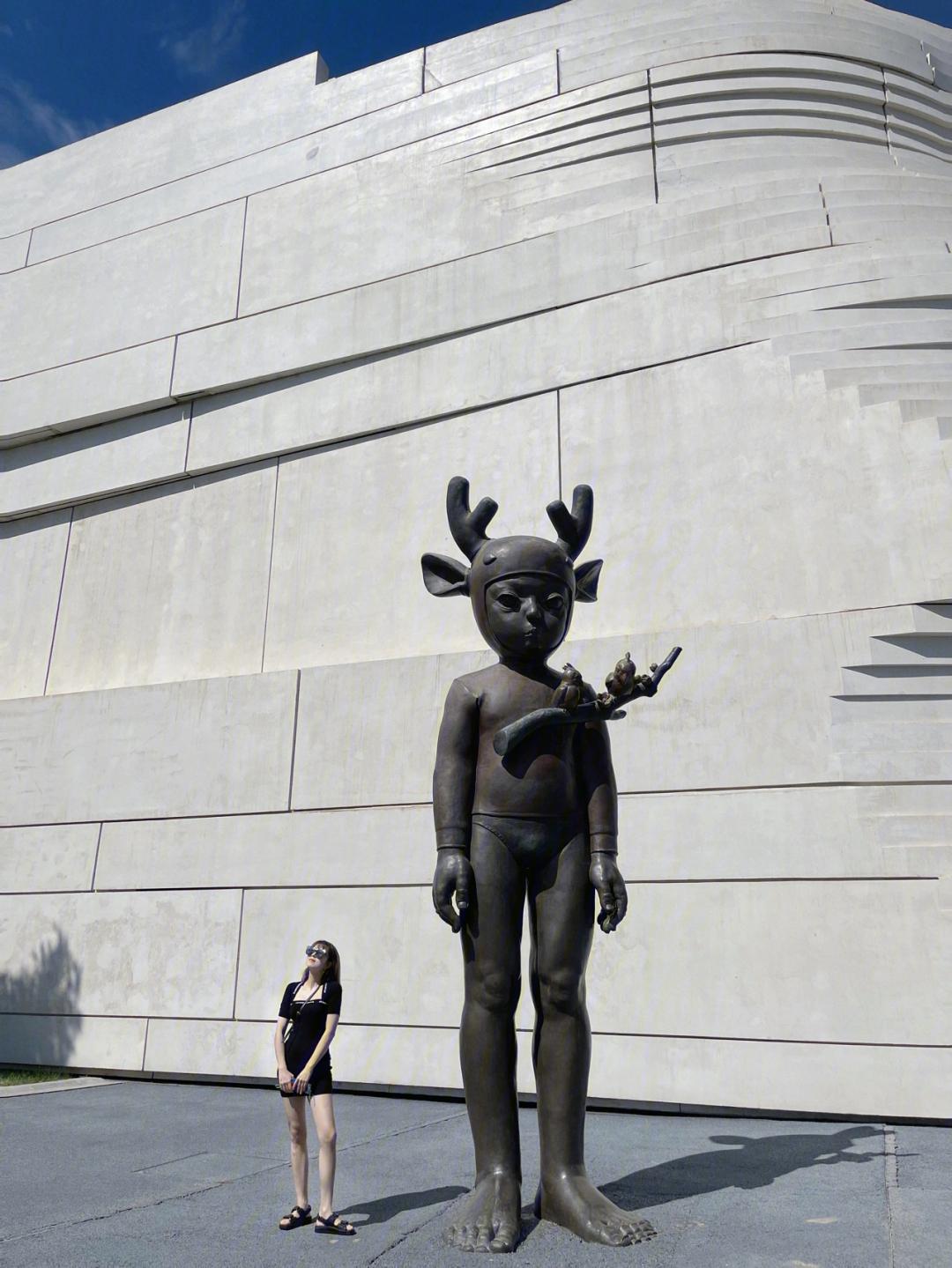 银川当代美术馆雕塑图片