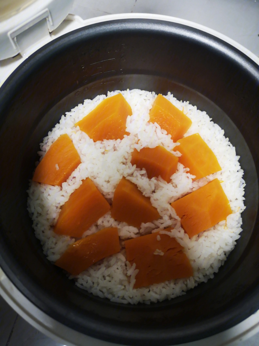米饭上面铺一层南瓜,香香甜甜糯糯,可以空口吃米饭了