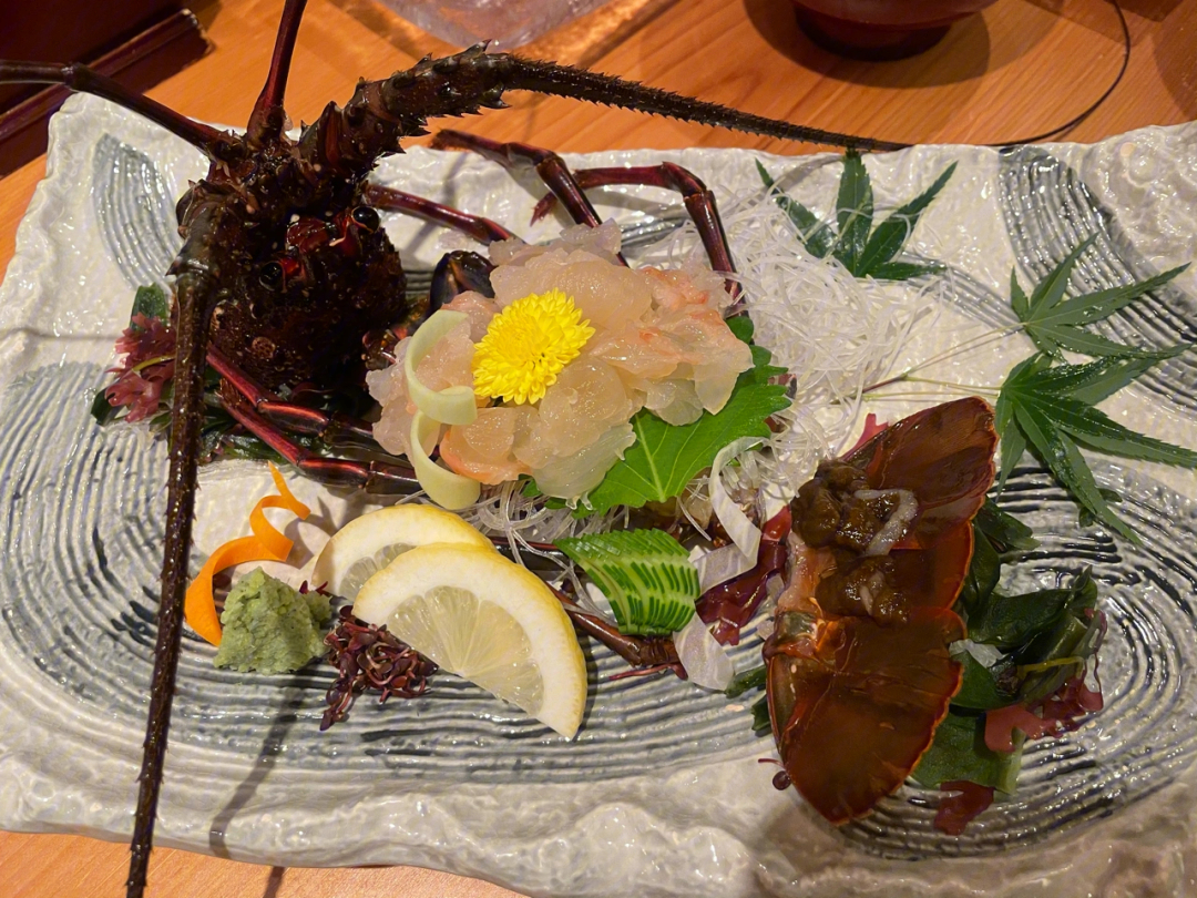 来伊势肯定要吃伊势龙虾的啊这家大喜推荐的日本人很多,装修日式