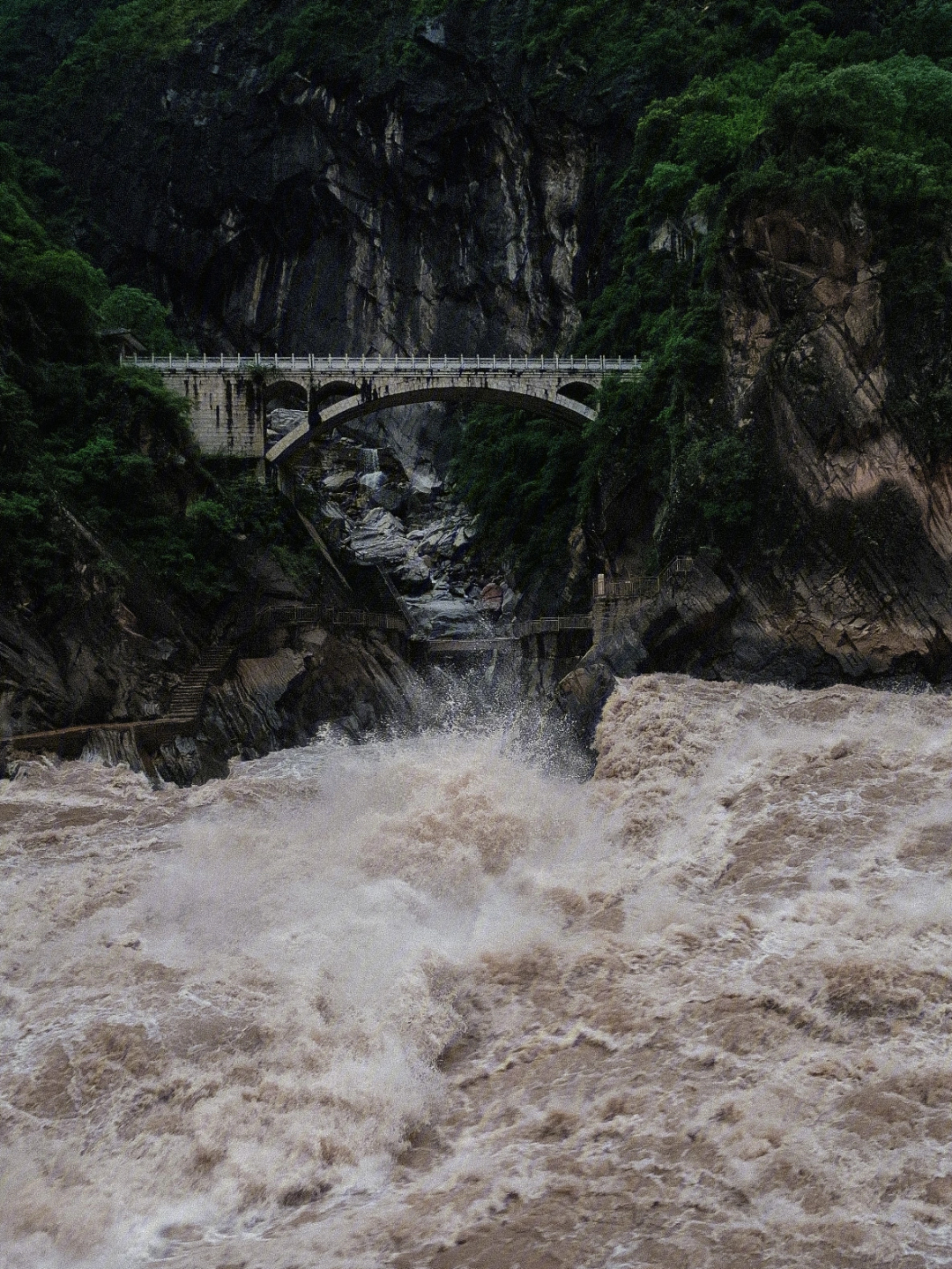 虎跳峡长江第一大峡谷