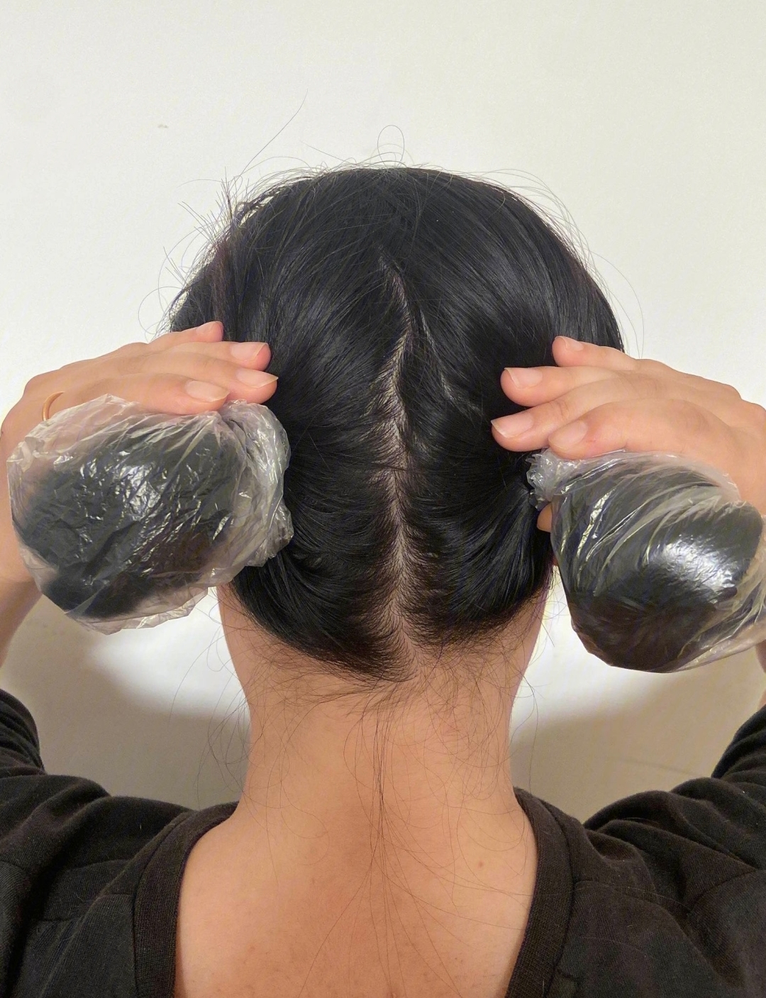16615先涂椰子油把头发两边分别扎起来,然后在发尾均匀的涂抹一层