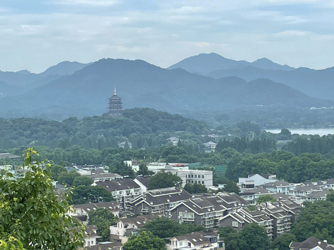 就因为一句"提兵百万西湖上,立马吴山第一峰,就跑去爬山的,估计也就