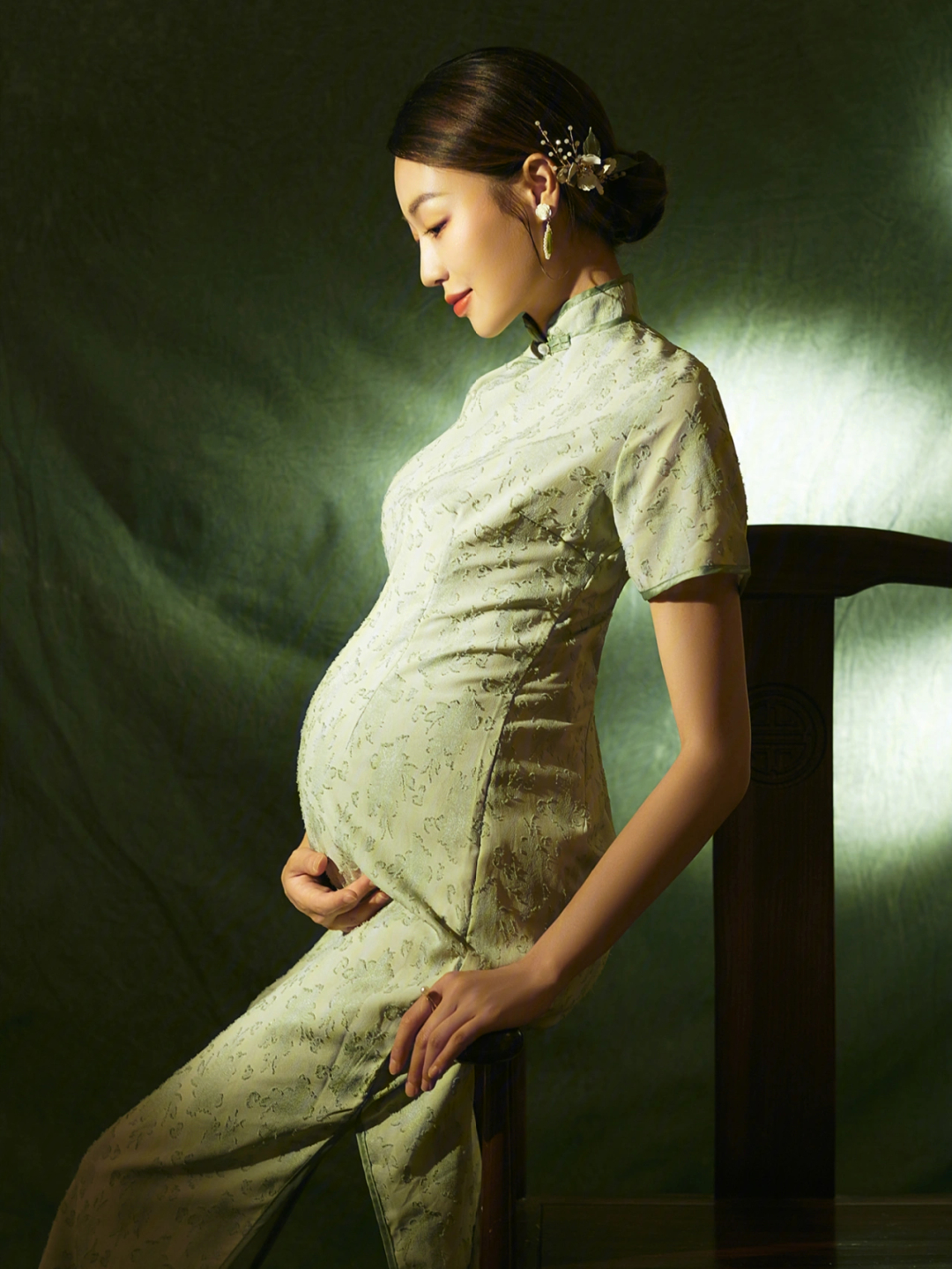 孕照分享丨简洁大方的旗袍孕妇照
