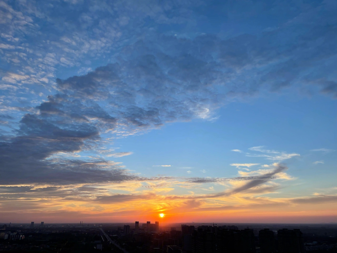 夕阳西下,落日余晖图片