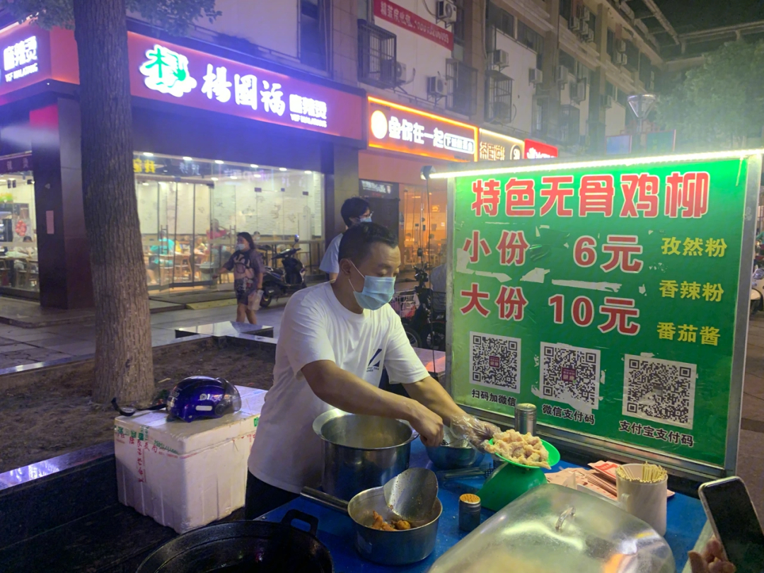 台湾无骨香鸡柳路边摊图片