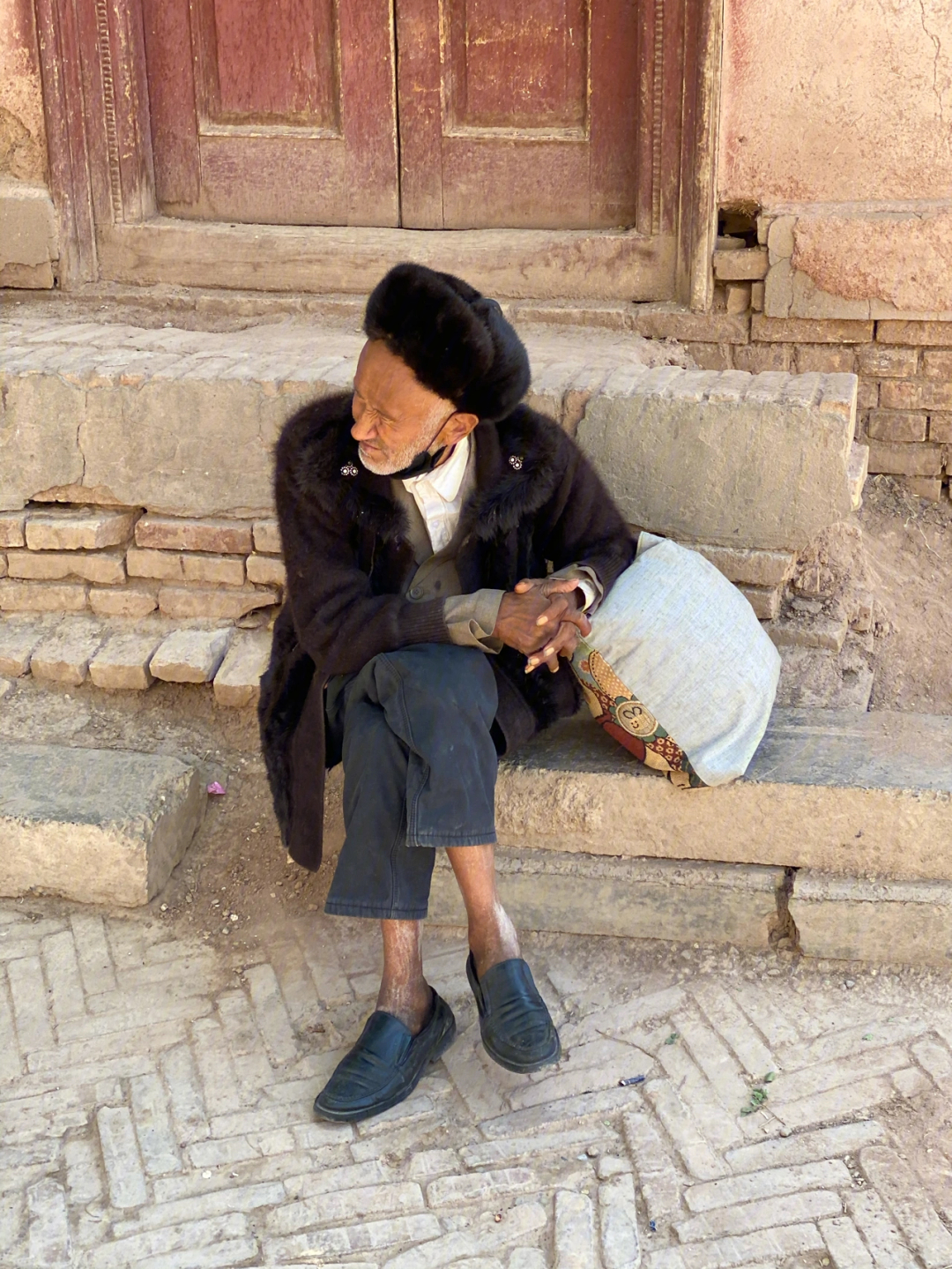 新疆老人的后面图片图片