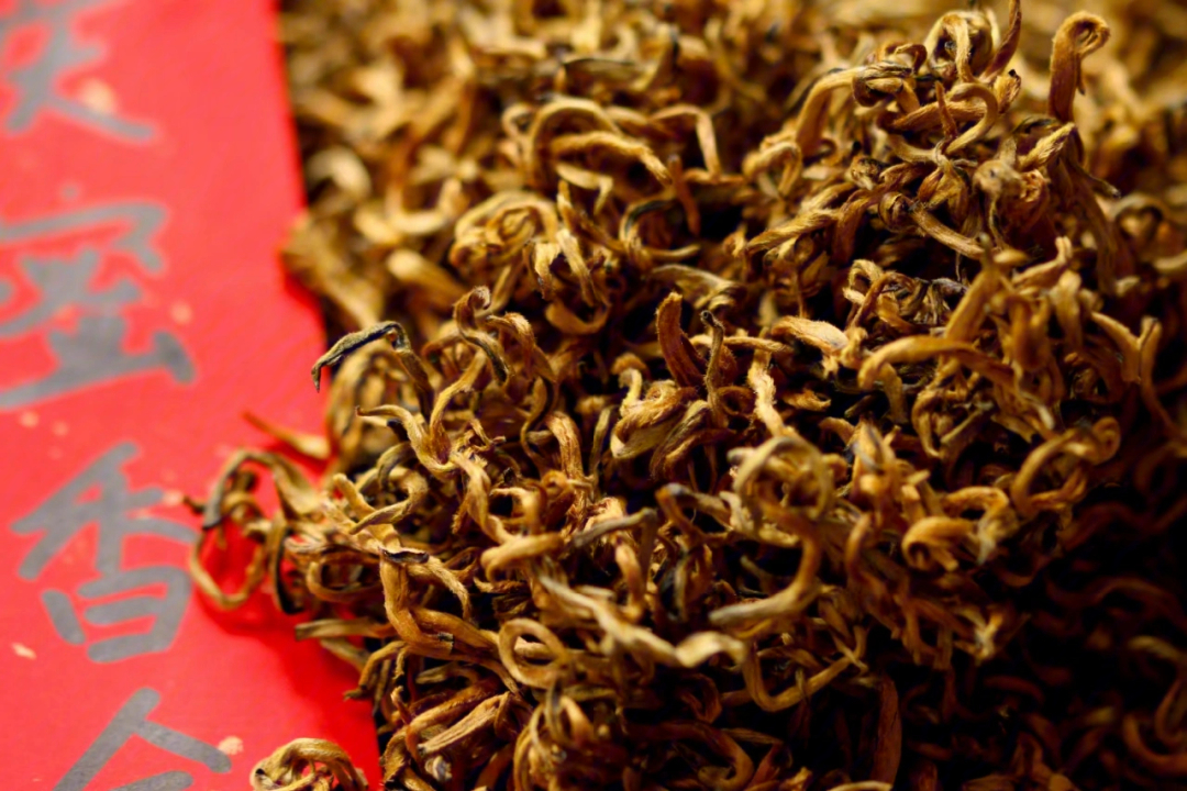 滇红功夫茶产于云南其品质特点:色泽棕褐,外形肥壮,显露金毫,香气浓郁