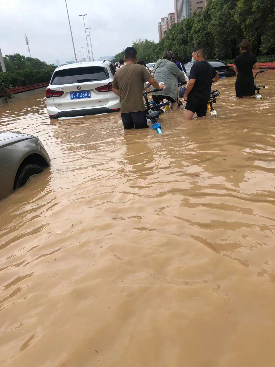 暴雨过后的郑州,一片狼藉.