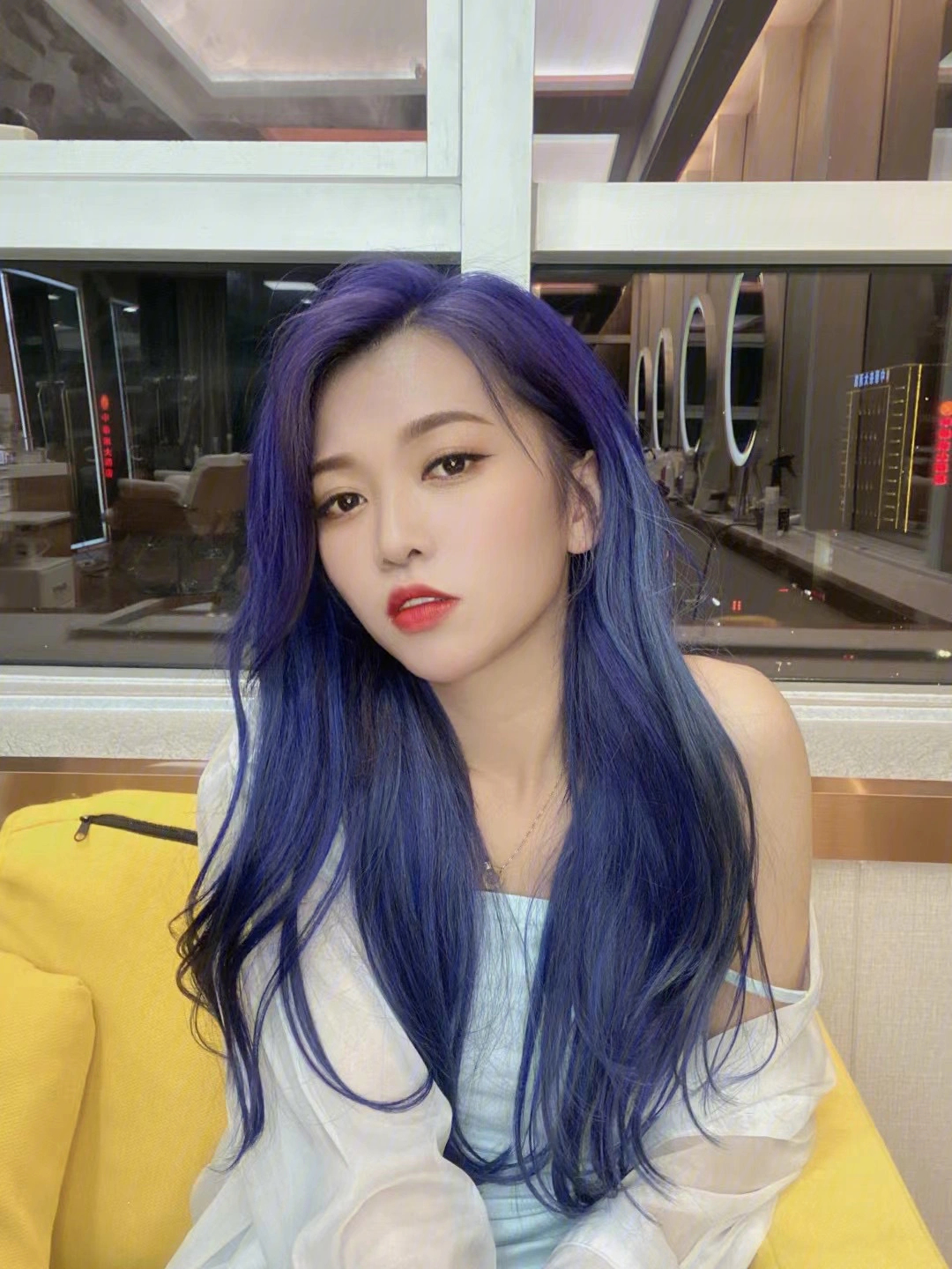 iu蓝紫发色冷调头发超级显白,蓝紫色调会越掉越好看刚染出的蓝紫色