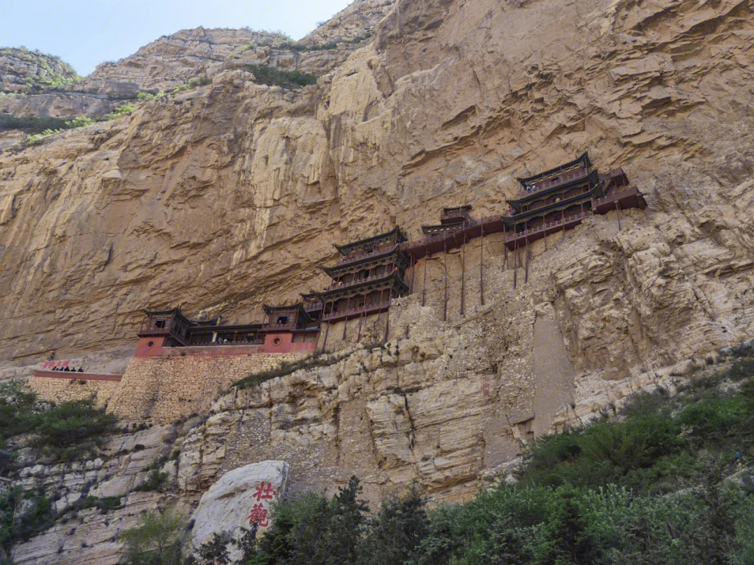 悬空寺,位于山西省大同市浑源县恒山金龙峡西侧翠屏峰峭壁间,原叫"