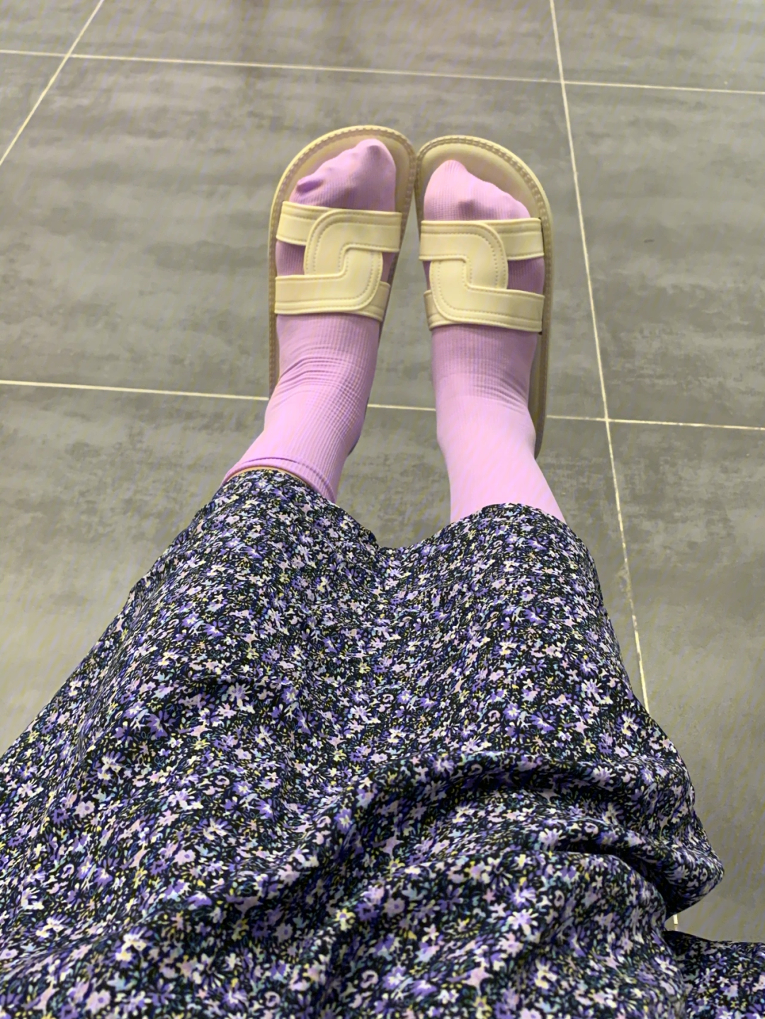 太喜欢了,夏天一定要这么穿紫色的袜子好喜欢93搭配白色的拖鞋99