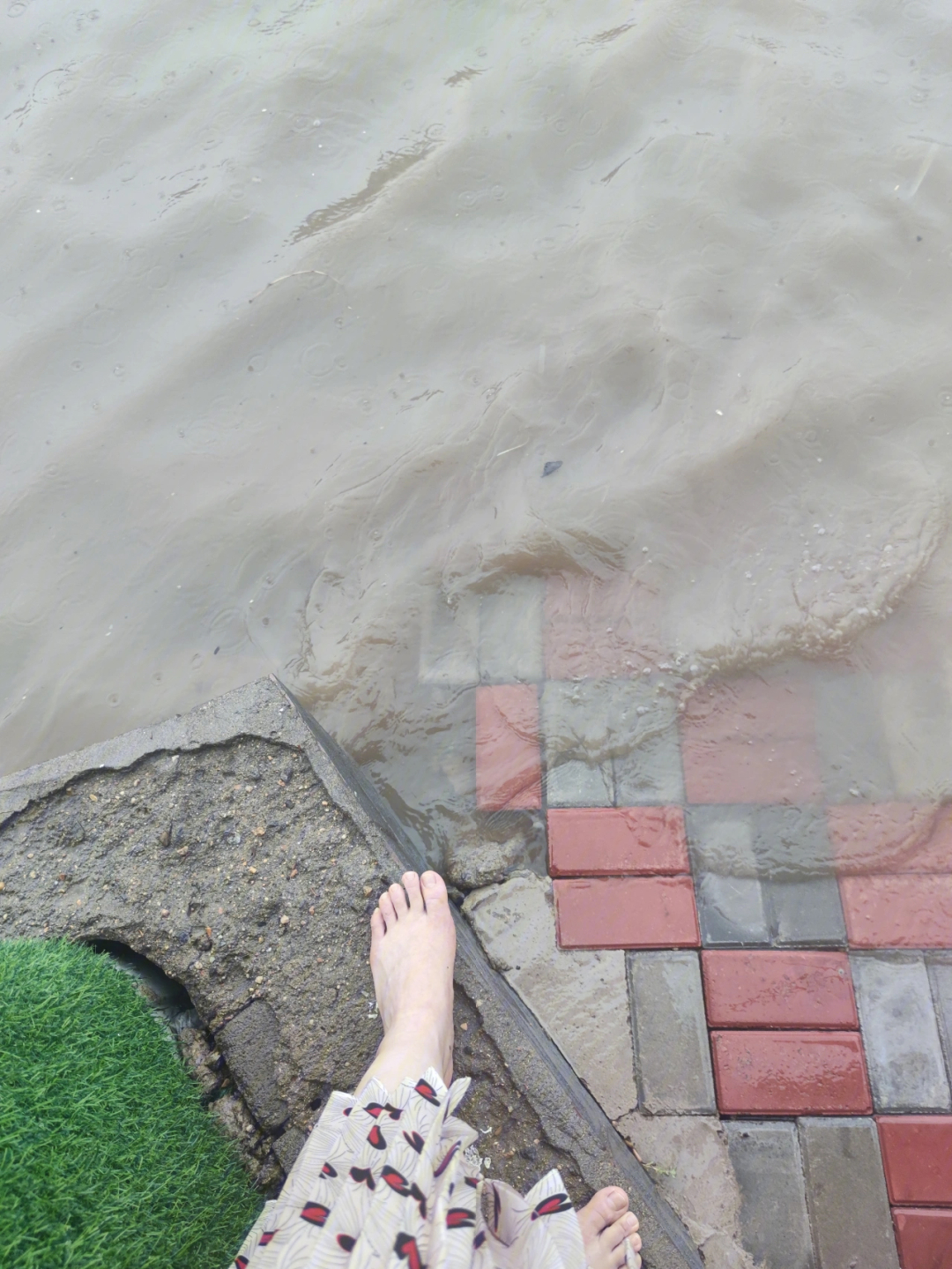 下雨天赤脚趟水图片