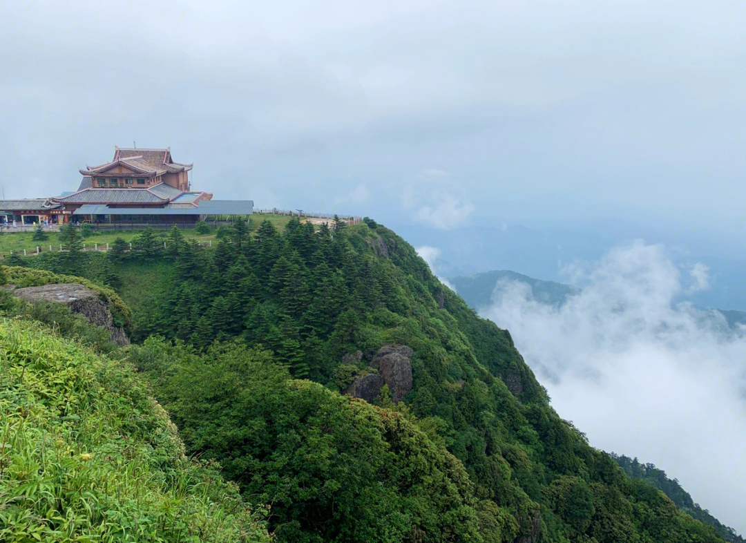 四川成都周边游峨眉山金顶