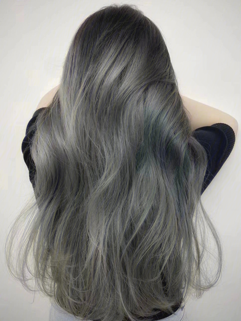 棕灰色可以聚光99让头发呈现出透亮的光泽感可以营造出滑顺柔和的