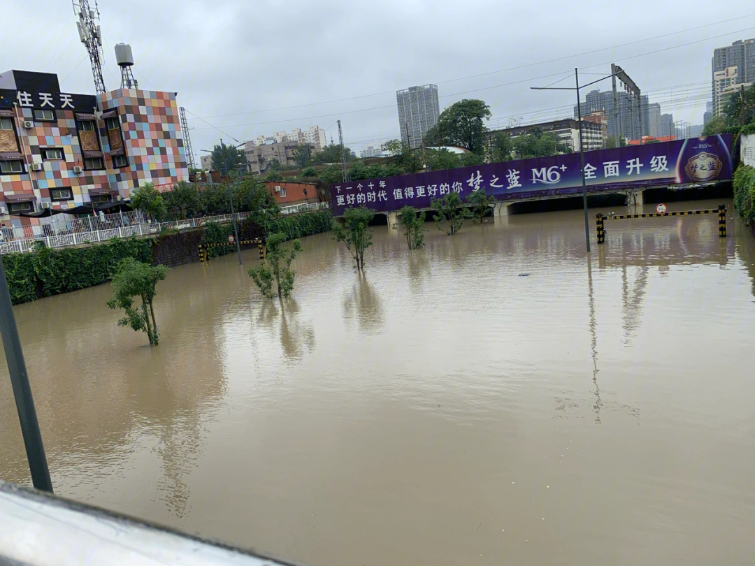 暴雨后的郑州